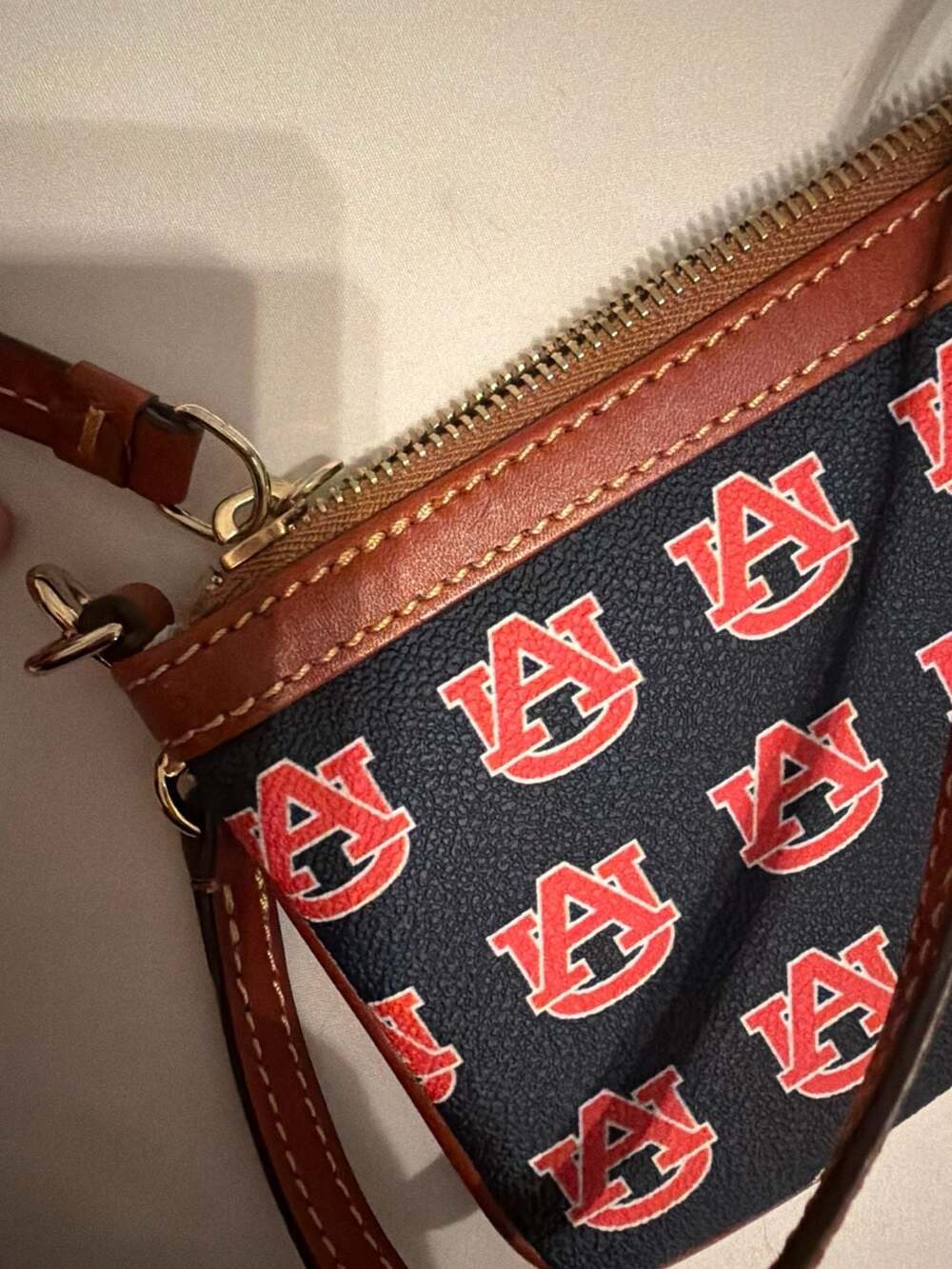 NWOT Dooney & Bourke Auburn Tigers NCAA Collegiate Large Slim Wristlet - Picture 4 of 4
